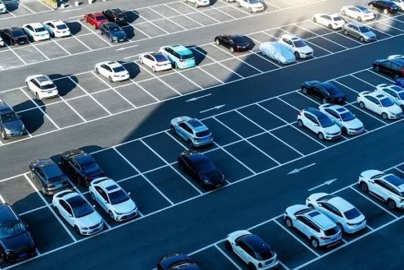 196 Parking Spaces: जमीन नहीं, Scarcity खरीदने वाली महिला। 7 Parking Space